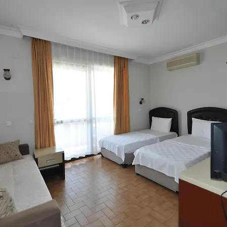 德凡泽威凯幕公寓式酒店 2* 马尔马里斯