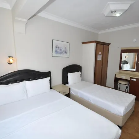 德凡泽威凯幕公寓式酒店 2* 马尔马里斯